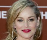 A 53 ans, Sharon Stone est toujours aussi désirable qu\'à ses débuts dans le show-business. Londres, le 30 mars 2011.<br />