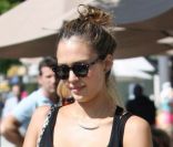 Jessica Alba s'offre une séance de shopping à Los Angeles, vendredi 2 septembre 2011.