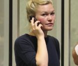 Julia Stiles en pleurs à l'aéroport de Los Angeles le 17 août 2011