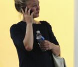 Julia Stiles en pleurs à l'aéroport de Los Angeles le 17 août 2011