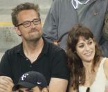 Matthew Perry était très proche de l'actrice Lizzy Caplan dans les tribunes de l'US Open lors de la victoire de Roger Federer sur Jo-Wilfried Tsonga le 8 septembre 2011... 