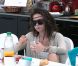 Juliette prend son petit déjeuner... toute seule !