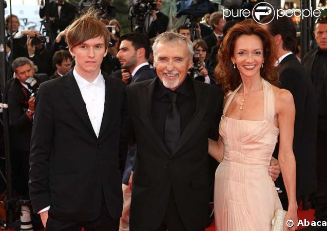 Dennis Hopper, sa femme et leur fils, à la projection du dernier épisode des aventures d'Indiana Jones
