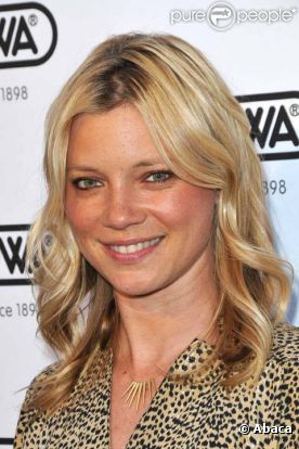 Amy Smart pose lors de l'ouverture d'une boutique de luxe à Beverly Hills en mai 2011 