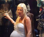 Tori Spelling se rend dans une boutique Agent Provocateur, à Los Angeles, pour acheter de la lingerie, lundi 12 septembre 2011.