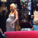 Tori Spelling, même enceinte jusqu'au cou, ne se prive pas de lingerie sexy...