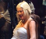 Tori Spelling se rend dans une boutique Agent Provocateur, à Los Angeles, pour acheter de la lingerie, lundi 12 septembre 2011.
