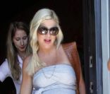 Tori Spelling se rend dans une boutique Agent Provocateur, à Los Angeles, pour acheter de la lingerie, lundi 12 septembre 2011.