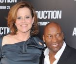L\'actrice Sigourney Weaver et le réalisateur John Singleton, à l\'avant-première d\'<em>Identité secrète</em> à Los Angeles, le 15 septembre 2011