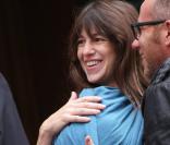 Charlotte Gainsbourg, avec son bébé Joe, lors de la messe célébrée en hommage à Tony Krantz, en l'église Saint-Roch à Paris le 16 septembre 2011