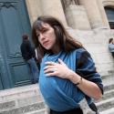 Charlotte Gainsbourg, son bébé contre son coeur, rend hommage à Tony Krantz