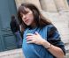 Charlotte Gainsbourg, son bébé contre son coeur, rend hommage à Tony Krantz