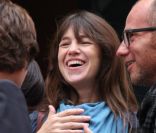 Charlotte Gainsbourg, avec son bébé Joe, lors de la messe célébrée en hommage à Tony Krantz, en l'église Saint-Roch à Paris le 16 septembre 2011