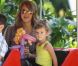 Jessica Alba et Cash Warren emmènent leur fille aînée Honor à une fête  d'anniversaire d'un ami à Los Angeles le 17 septembre 2011