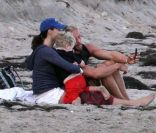 <p>Minnie Driver et Matt Felker profitent d\'un moment avec Henry, fils de Minnie, ainsi que le chien à Malibu le 18 septembre 2011</p>