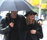 Même s\'il est protecteur, Justin Theroux pourrait couvrir Jennifer Aniston avec son parapluie ! New York le 20 septembre 2011