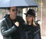 Jennifer Aniston et son chéri, amoureux sous un parapluie !