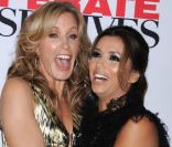 Felicity Huffman et Eva Longoria très complices lors de la soirée de lancement de la dernière saison de Desperate Housewives organisé par Disney ABC Television à Los Angeles le 21 septembre 2011<br />