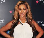 Beyoncé, enceinte, fait la promotion de son parfum Pulse chez Macy's. New York, 22 septembre 2011 