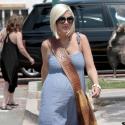 Tori Spelling, enceinte, organise une baby shower très chic avec Denise Richards