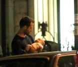 Le danseur Benjamin Millepied à Paris, avec son bébé, Aleph, 3 mois. 7 septembre 2011