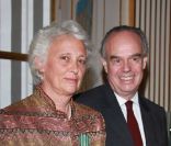 Anne-Claude Leflaive a été décorée de la médaille de Chevalier de l'ordre des Arts et des Lettres le 23 septembre 2011 à Paris par le ministre de la Culture Frédéric Mitterrand 