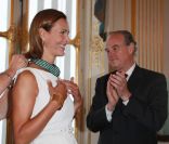 Carole Bouquet a été décorée de la médaille de Commandeur de l\'ordre des Arts et des Lettres le 23 septembre 2011 à Paris par le ministre de la Culture Frederic Mitterrand<br />