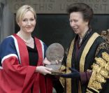 La princesse Anne étrenne sa présidence avec J.K. Rowling, émue et remarquable