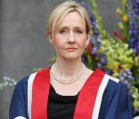 J.K. Rowling a reçu à l'Université d'Edimbourg le Prix de la Bienfaisance de l'établissement pour son nouveau don de 10 millions de livres. Une somme offerte pour la création d'une nouvelle clinique de traitement de la sclérose en plaques, maladie qui fut fatale à sa mère, décédée à 45 ans en 1990.