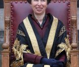  Première mission officielle pour la princesse Anne en tant que présidente de l'université d'Edimbourg. 
 J.K. Rowling était l'invitée d'honneur de l'Université d'Edimbourg et de sa nouvelle présidente, la princesse Anne, le 26 septembre 2011, pour y recevoir le Prix de la Bienfaisance de l'établissement pour son nouveau don de 10 millions de livres. Une somme offerte pour la création d'une nouvelle clinique de traitement de la sclérose en plaques, maladie qui fut fatale à sa mère, décédée à 45 ans en 1990. 