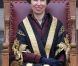 Première mission officielle pour la princesse Anne en tant que présidente de l'université d'Edimbourg.
J.K. Rowling était l'invitée d'honneur de l'Université d'Edimbourg et de sa nouvelle présidente, la princesse Anne, le 26 septembre 2011, pour y recevoir le Prix de la Bienfaisance de l'établissement pour son nouveau don de 10 millions de livres. Une somme offerte pour la création d'une nouvelle clinique de traitement de la sclérose en plaques, maladie qui fut fatale à sa mère, décédée à 45 ans en 1990.