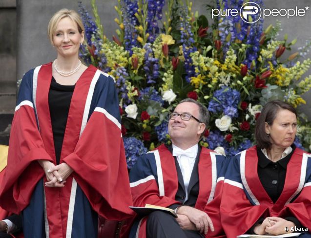 J.K. Rowling était l'invitée d'honneur de l'Université d'Edimbourg, le 26 septembre 2011, pour y recevoir le Prix de la Bienfaisance de l'établissement pour son nouveau don de 10 millions de livres. Une somme offerte pour la création d'une nouvelle clinique de traitement de la sclérose en plaques, maladie qui fut fatale à sa mère, décédée à 45 ans en 1990.