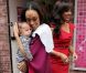 Les jumelles Tia (avec le bébé) et Tamera Mowry arrivent sur le plateau de l'émission américaine, Wendy Williams Show. New York, 27 septembre 2011