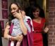 Les jumelles Tia (avec le bébé) et Tamera Mowry arrivent sur le plateau de l'émission américaine, Wendy Williams Show. New York, 27 septembre 2011