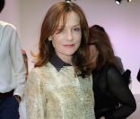Isabelle Huppert au défilé printemps-été 2012 de Carven lors de la Fashion Week parisienne le 29 septembre 2011