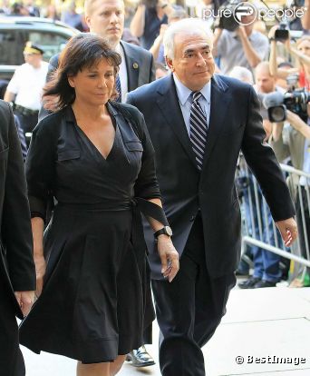 Anne Sinclair et Dominique Strauss-Kahn au tribunal, le jour de l'abandon des poursuites, à New York, le 23 août 2011.