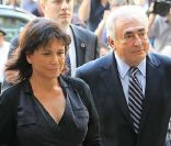 Anne Sinclair et Dominique Strauss-Kahn au tribunal, le jour de l'abandon des poursuites, à New York, le 23 août 2011.