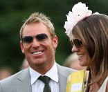Liz Hurley et son boyfriend Shane Warne en juillet 2011. 