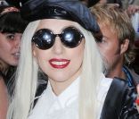  Lady Gaga embrasse un policier de la ville de New York et signe des autographes pour ses fans le samedi 1er octobre 2011 à New York 