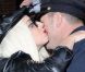Lady Gaga : toujours plus excentrique, elle embrasse un policier !