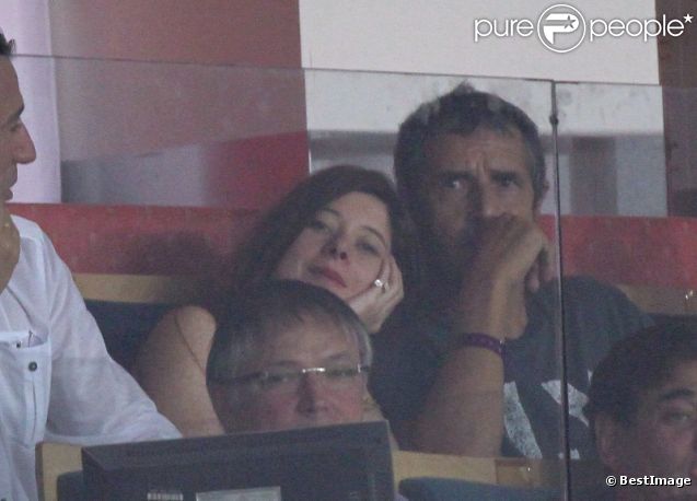 Julien Clerc et Hélène Grémillon lors du match PSG-Lyon du 2 octobre 2011