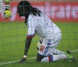 Bafetimbi Gomis lors du match entre le Paris Saint-Germain et l'Olympique Lyonnais le 2 octobre 2011