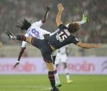 Diego Lugano et Bafetimbi Gomis lors du match entre le Paris Saint-Germain et l'Olympique Lyonnais le 2 octobre 2011