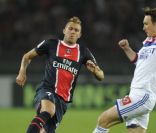 Jérémy Ménèz et Kim Källström lors du match entre le Paris Saint-Germain et l'Olympique Lyonnais le 2 octobre 2011