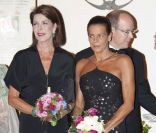 Caroline de Monaco, le prince Albert et Stéphanie lors du 30e anniversaire du Théâtre Princesse Grace, le 3 octobre 2011.
