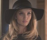 Rosie Huntington-Whiteley est toujours aussi glamour en égérie rétro pour Marc&Spencer.