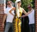 Lady Gaga succombe également à la tendance, dans une couleur exotique et signée Versace. Los Angeles, le 13 août 2011. 