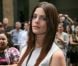 Pour casser son look simple et minimaliste, l'actrice Ashley Greene s'est tournée vers une pochette en python Calvin Klein. New York, le 12 septembre 2011. 