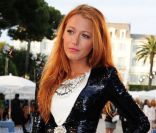 La fashionista Blake Lively se prend également d\'amour pour les serpents de Christian Louboutin. Antibes, le 9 mai 2011.<br />