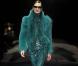 Frida Giannini n'a pas peur d'oser : la directrice artistique de Gucci allie le python à de la fourrure, le tout dans un ton vert-bleu, couleur officielle de l'automne. Milan, le 23 février 2011. 